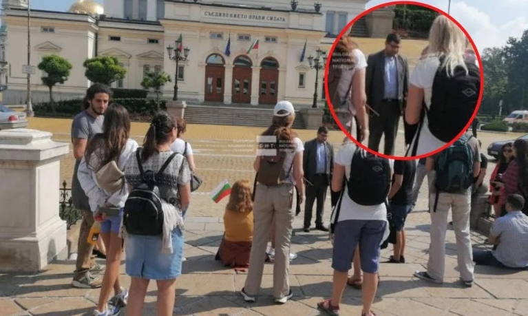 Зрелище: Депутат от ПП поведе с пръчка протест от десетина души в подкрепа на Петков