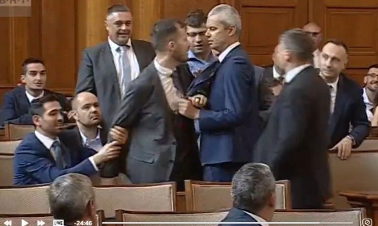 Наказват Копейкин и Искрен Митев за резила в Народното събрание