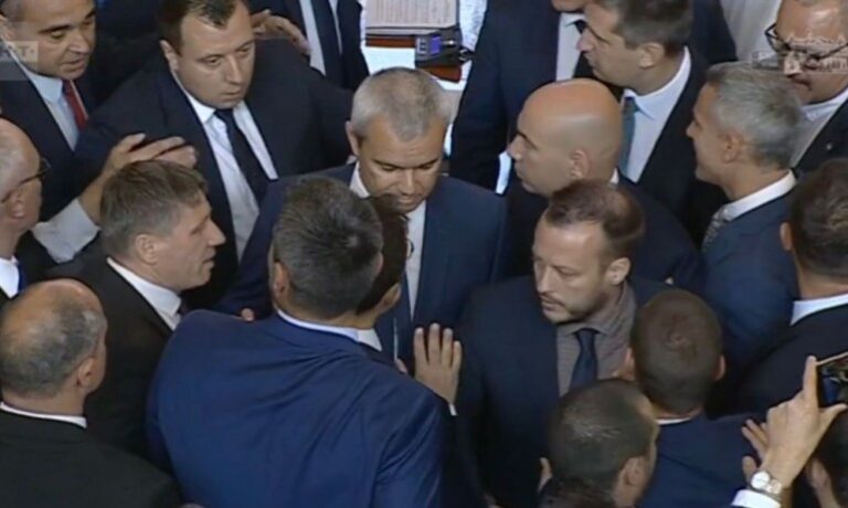 Наказаха Искрен Митев и Костадин Костадинов след физическия сблъсък в парламента