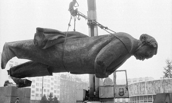 ПОЗОР! Социалисти искат възстановяването на паметника на Георги Димитров в Димитровград