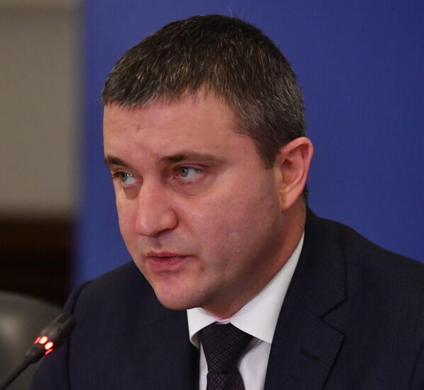 Горанов предупреди: Бюджетът е на ръба на дефицита, няма буфери, вкарва ни в 12 млрд. дълг!