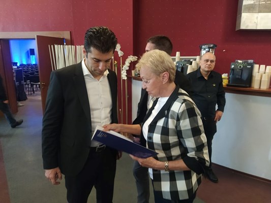 Неграмотната пиарка на Петков заговори за импийчмънт на Радев