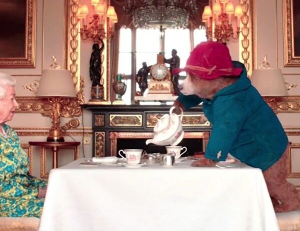 Платинен юбилей: Кралица Елизабет II пи чай с мечето Падингтън (ВИДЕО)