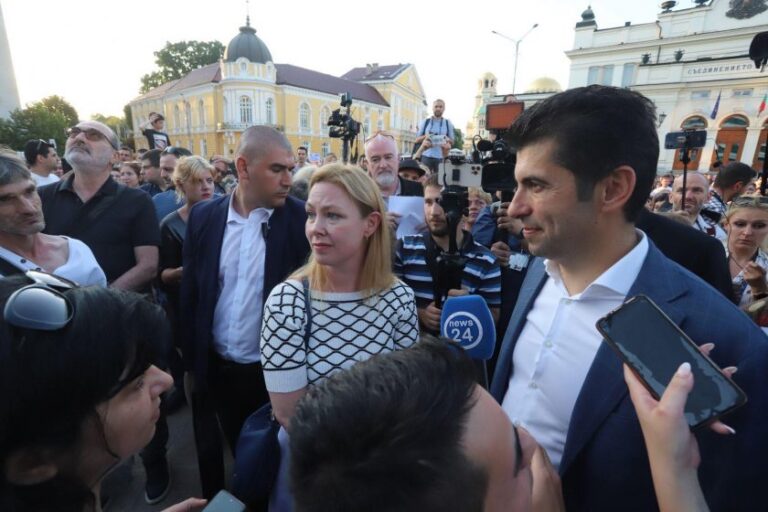 Линда дойде да подкрепи Кирил Петков на улицата СНИМКИ
