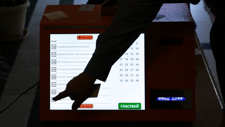 Изборният ден в Нова Загора приключи, хората бойкотират машините, рекордно ниска активност