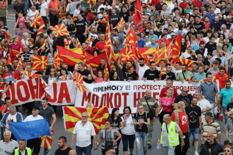 В Скопие е нещо страшно, десетки хиляди са по улиците, искат главата на Ковачевски ВИДЕО