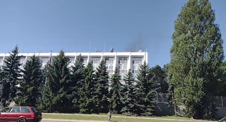 Над руското посолство в София се извива черен дим. Очевидно се горят документи. Това става само по две причини – в навечерие на война или преди скъсване на дипломатически отношения