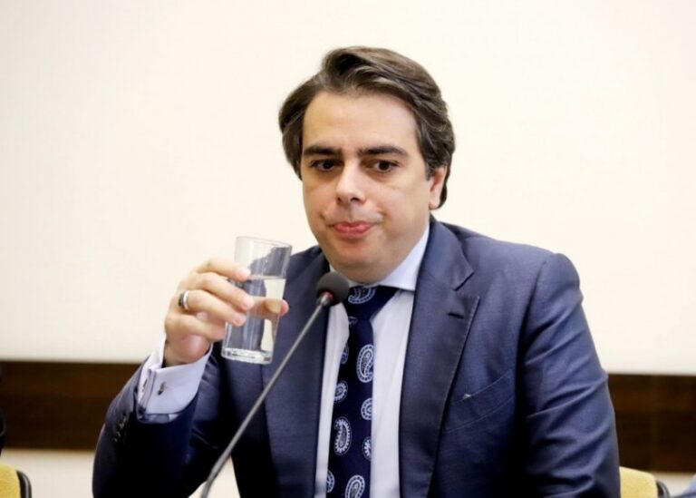 Асен Василев събра коалицията в Министерство на финансите