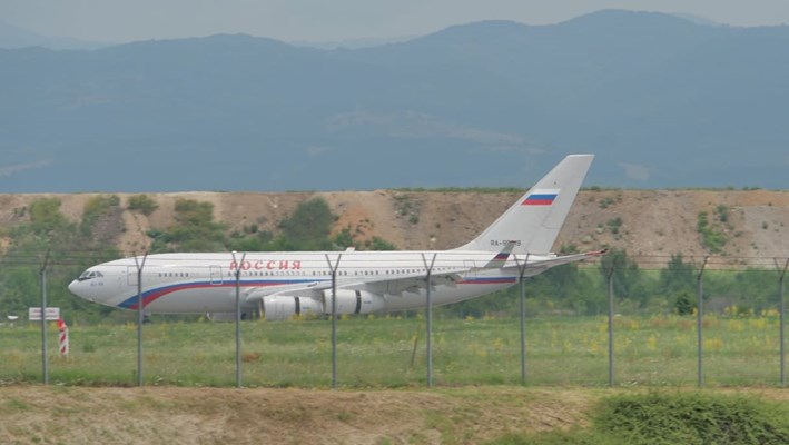 Руските самолети, които ще отведат дипломатите от България кацнаха на летището в София СНИМКИ