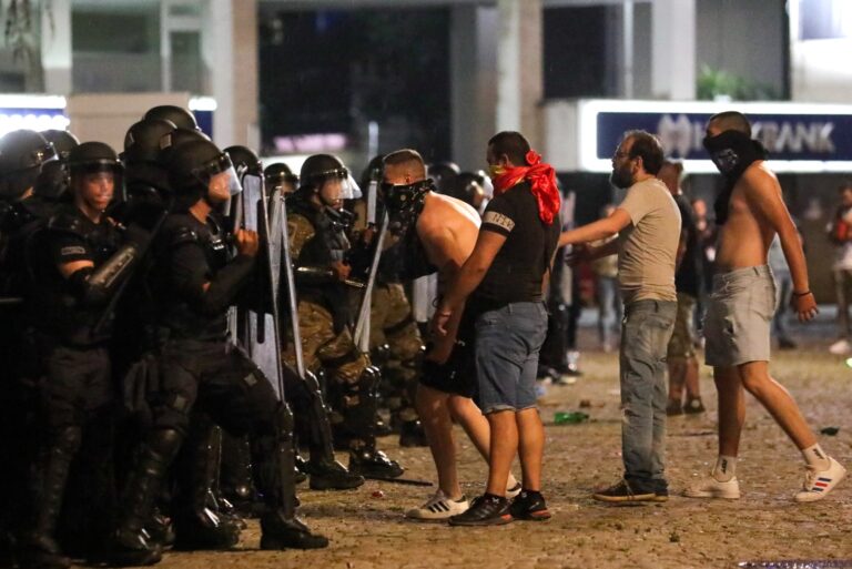 Над 40 ранени полицаи, 11 арестувани и големи щети при протестите в Скопие ВИДЕО
