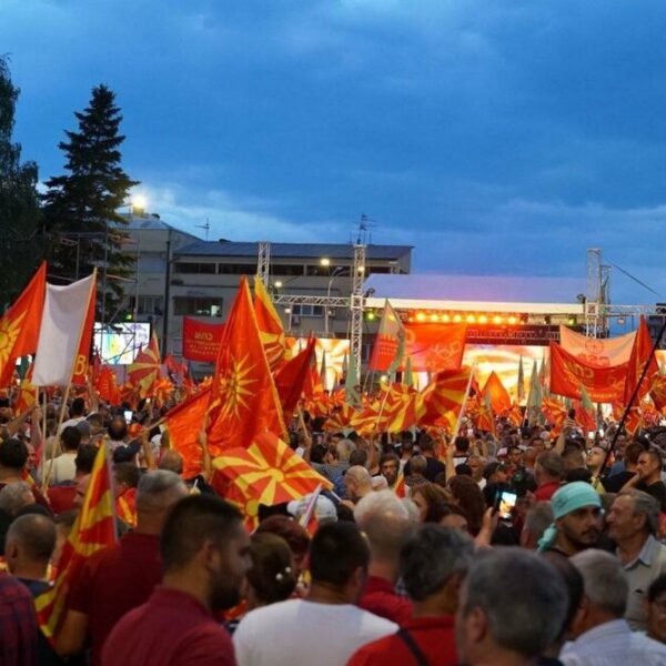 ИЗВЪНРЕДНО: Нахлуха в двора на македонското правителство, изгориха “договора” с България ВИДЕО