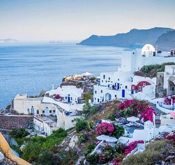 Гърция препълнена с туристи, удължават сезона до края на годината