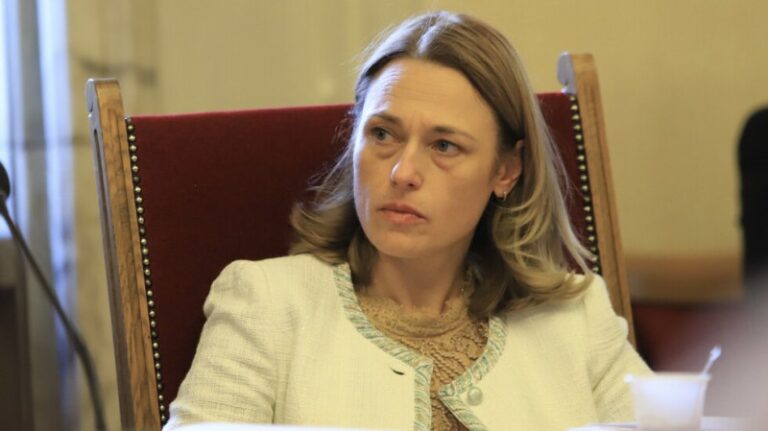 Лена Бориславова се кълнеше, че кандидатът им за КЕВР отговаря на изискванията, извиваха ни ръцете