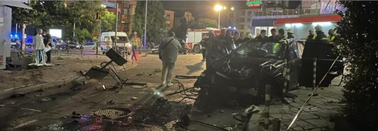 Безумие: Ето какво се случва с таксито, ударено от Семерджиев и джипа му СНИМКИ