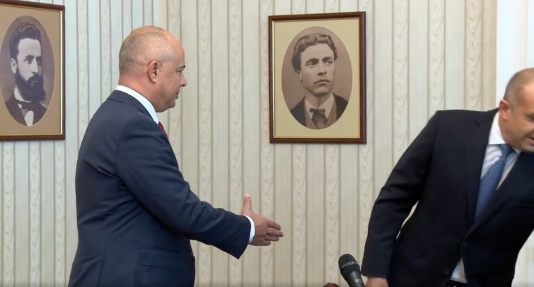 Ръката за “здрависване” на Свиленски увисва, докато вниманието на президента е погълнато изцяло от получения обратно мандат. Тази философска сцена изчерпва отношенията между президента и БСП.