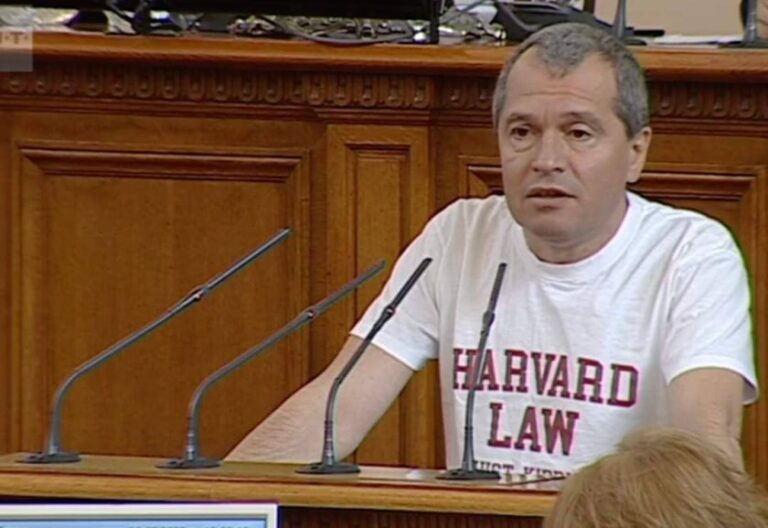 ЦИРК! Тошко се появи с  тениска “Харвард” в парламента