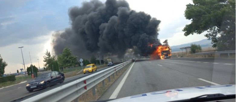 ИЗВЪНРЕДНО! Запалил се е автобус в Бургас на изхода на автомагистрала “Тракия”