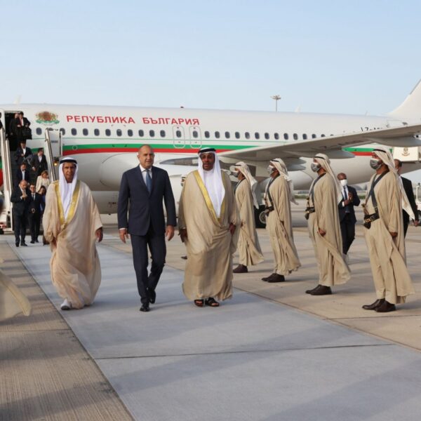 Румен Радев с кмета Фандъкова и четирима министри пристигна в Абу Даби