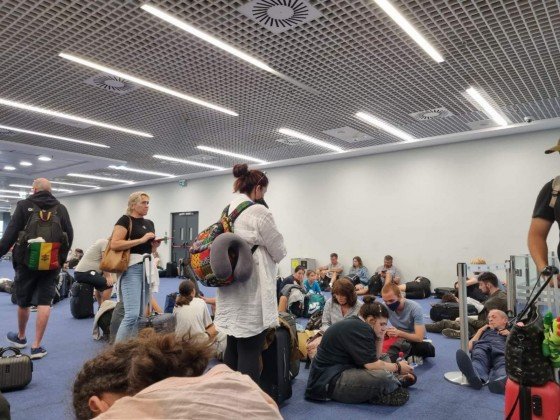 Неописуем ужас по летищата в Европа, българи спят върху куфарите ВИДЕО и СНИМКИ