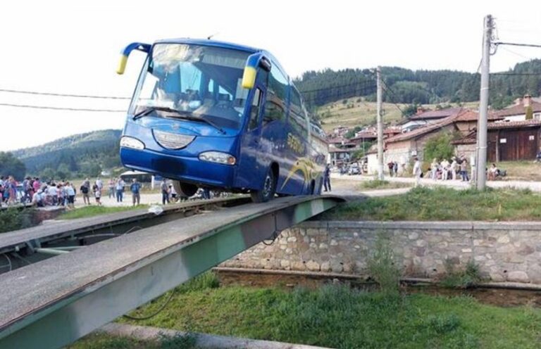 УЖАС! Полицаи спасиха 50 пътници от аварирал автобус