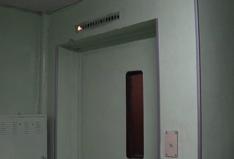 Вицепремиер заседна в асансьора без ток, 45 минути чака помощ