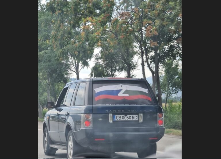 ШИЗОФРЕНИЯ: Софиянец опъна плакат с руски Z на британския си джип