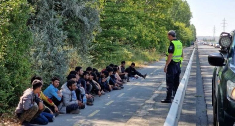 Докъде се докарахме: Задържаха ученик да превозва 57 мигранти