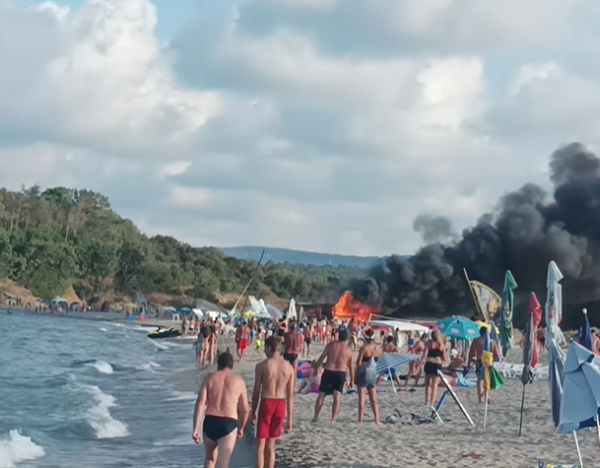 Голям пожар на плажа в Китен, изгоря последния бар ВИДЕО