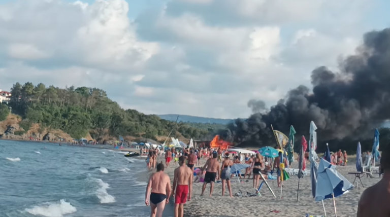 Голям пожар на плажа в Китен, изгоря последния бар ВИДЕО
