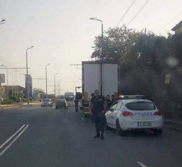 ИЗВЪНРЕДНО: Близо 20 мигранти се задушиха в камион край София