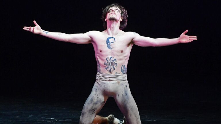 Скандален балетист си направи още по – скандални татуировки СНИМКИ