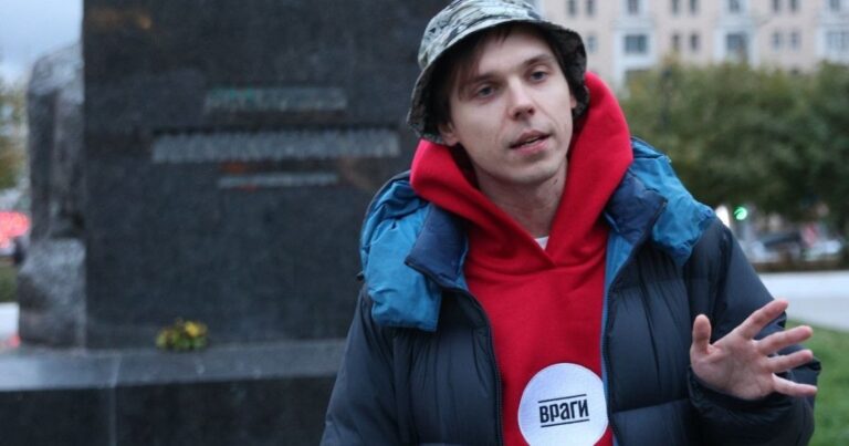 ИЗРОДИ! Руски поет беше пребит и изнасилен от милиционери