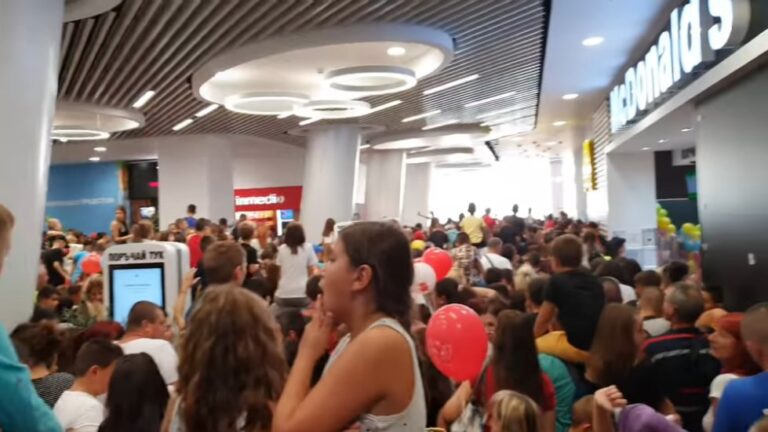 Полицията прекъсна фен среща с влогъри заради огромно струпване на деца в столичен мол ВИДЕО
