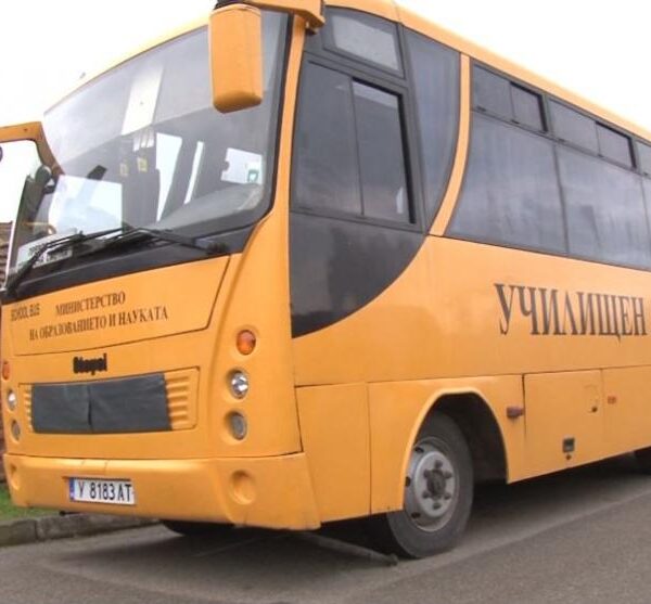 ИЗВЪНРЕДНО: Училищен автобус катастрофира, има пострадали деца
