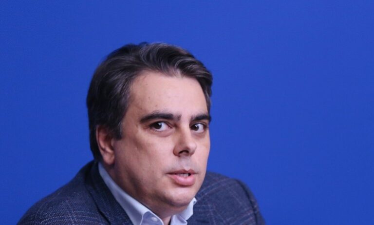 Асен Василев шикалкави за посредниците за газа, натопи енергийния министър