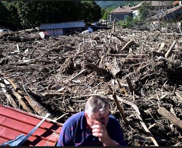 Крадци плячкосват в Каравелово след наводнението, „берат“ желязо