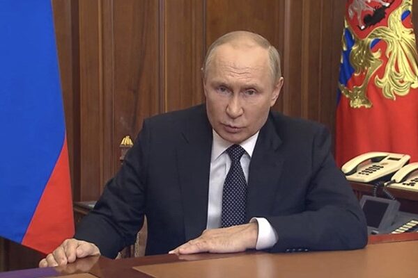 Странен белег на ръката на Путин напомня за смъртта на Елизабет II ВИДЕО и СНИМКИ