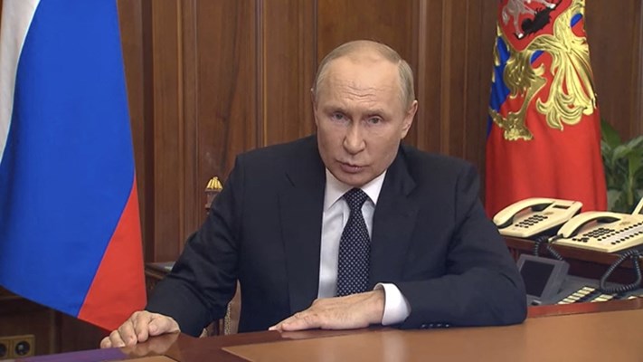 Странен белег на ръката на Путин напомня за смъртта на Елизабет II  ВИДЕО и СНИМКИ