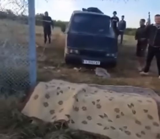 Брутално ВИДЕО: Нагли мигранти газят оградата с бус и нахлуват в България, посрещнати със “Селям Алейкум”