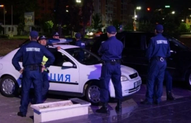 Извънредно! Стрелба по тъмна доба в София, почерня от полиция