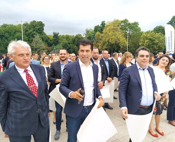 Евродепутат: ПП попаднаха случайно в българската политика, да бъдат по-скромни