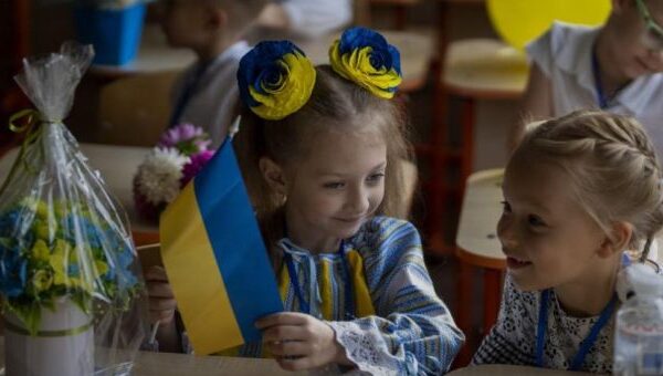 Брутално! Руската полиция арестува дете заради цветовете на украинското знаме в социалните мрежи
