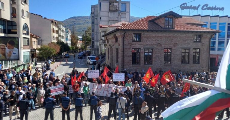 Диваци: Тълпа крещи “Татари” и “фашисти”, щурмува българския клуб с камъни и яйца ВИДЕО