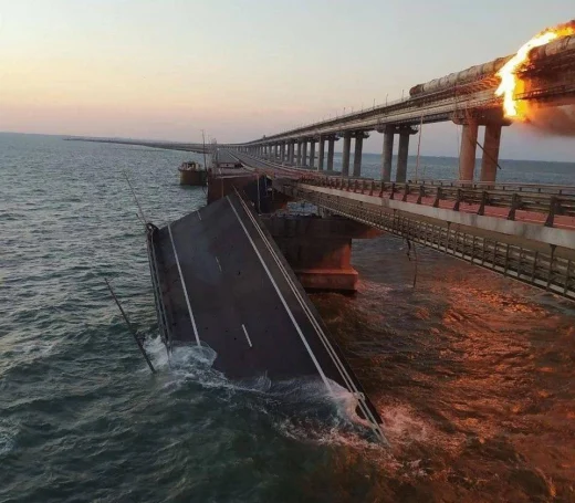 ИЗВЪНРЕДНО! Взрив и огромен пожар на Кримския мост ВИДЕО