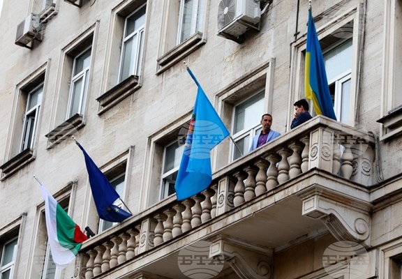 Путинофилите от “Възраждане” пробваха да свалят украинското знаме от общината в София