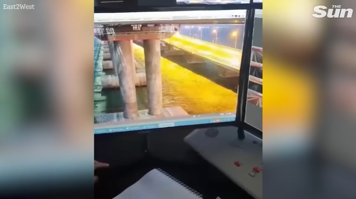 Daily Mail: Мистериозна вълна е забелязана под Кримския мост секунди преди взрива ВИДЕО