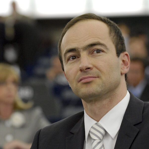 Наш евродепутат бесен: Външно да реагира на поредната скопска провокация