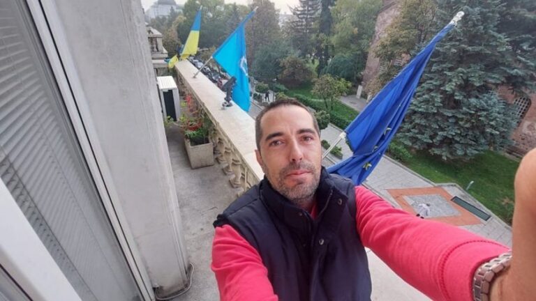 “Възраждане” се разграничиха от съветника Иванов, опитал да свали знамето на Украйна