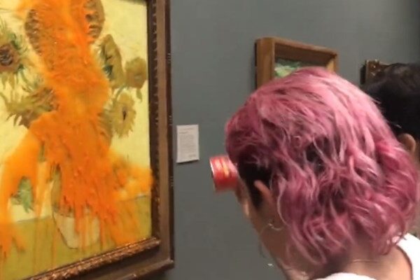 ИДИОТИЯ: Екоактивисти унищожиха картината на Ван Гог “Слънчогледи” ВИДЕО