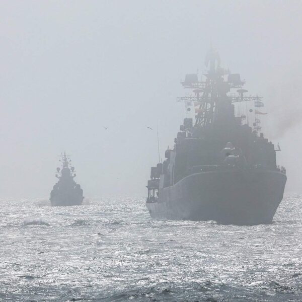 Руски военен кораб е открил предупредителен огън по кораб за….